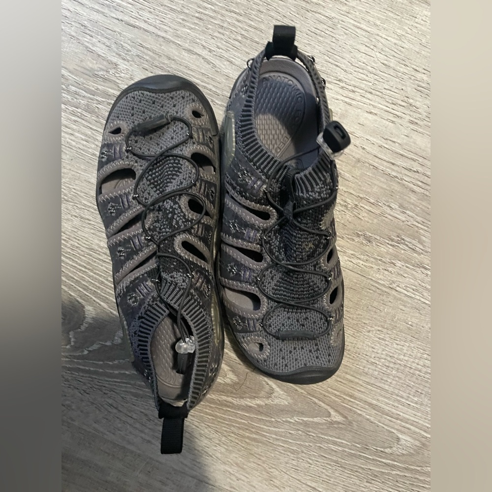Keen hiking sandals size 7